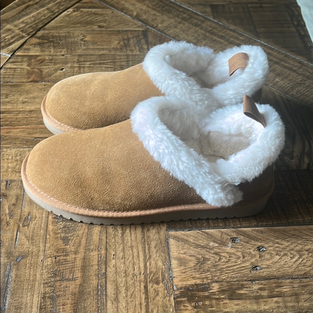 Koolaburra Tan and White Cozy Slippers with Plush Lining